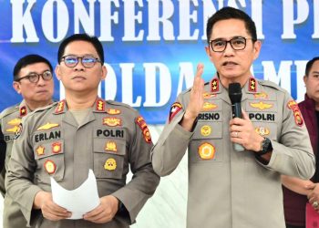 Kapolda Jambi, Irjen Pol Krisno H Siregar didampingi Kabid Humas Polda Jambi Kombes Pol Erlan Munaji menyampaikan keterangan pers terkait perkembangan penanganan kasus narkotika dengan tersangka Alung, menegaskan komitmen penyidikan yang profesional, transparan, dan akuntabel. (Dok: Alpin)