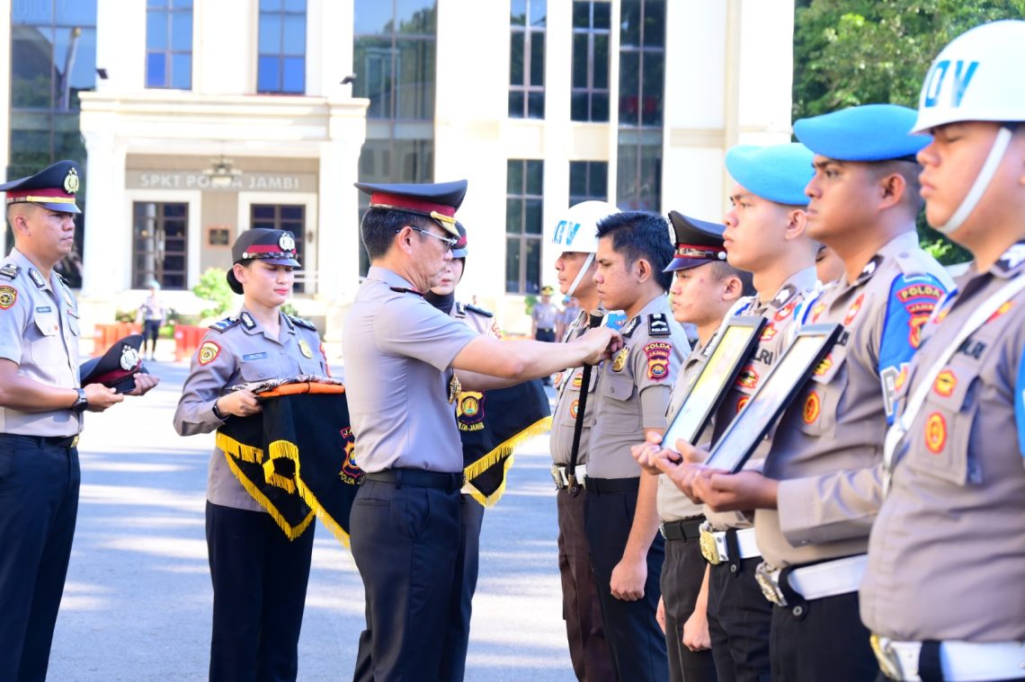 Kapolda Jambi Irjen Pol. Krisno H. Siregar memimpin langsung upacara PTDH terhadap empat personel di Mapolda Jambi. (DOk: Alpin)