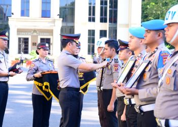 Kapolda Jambi Irjen Pol. Krisno H. Siregar memimpin langsung upacara PTDH terhadap empat personel di Mapolda Jambi. (DOk: Alpin)