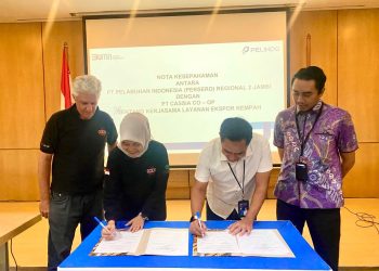 Penandatanganan kerja sama antara Pelindo Regional 2 Jambi dan Cassia Co-Op untuk mendorong ekspor kayu manis Kerinci melalui Pelabuhan Talang Duku ke pasar global. (Dok: Rudi)