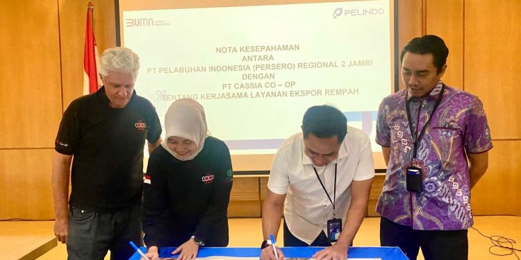 Penandatanganan kerja sama antara Pelindo Regional 2 Jambi dan Cassia Co-Op untuk mendorong ekspor kayu manis Kerinci melalui Pelabuhan Talang Duku ke pasar global. (Dok: Rudi)