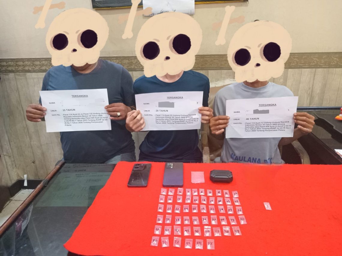 Tiga pengedar sabu dan barang bukti saat ditunjukkan di Satresnarkoba Polresta Jambi. (Dok: Alpin)