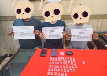 Tiga pengedar sabu dan barang bukti saat ditunjukkan di Satresnarkoba Polresta Jambi. (Dok: Alpin)