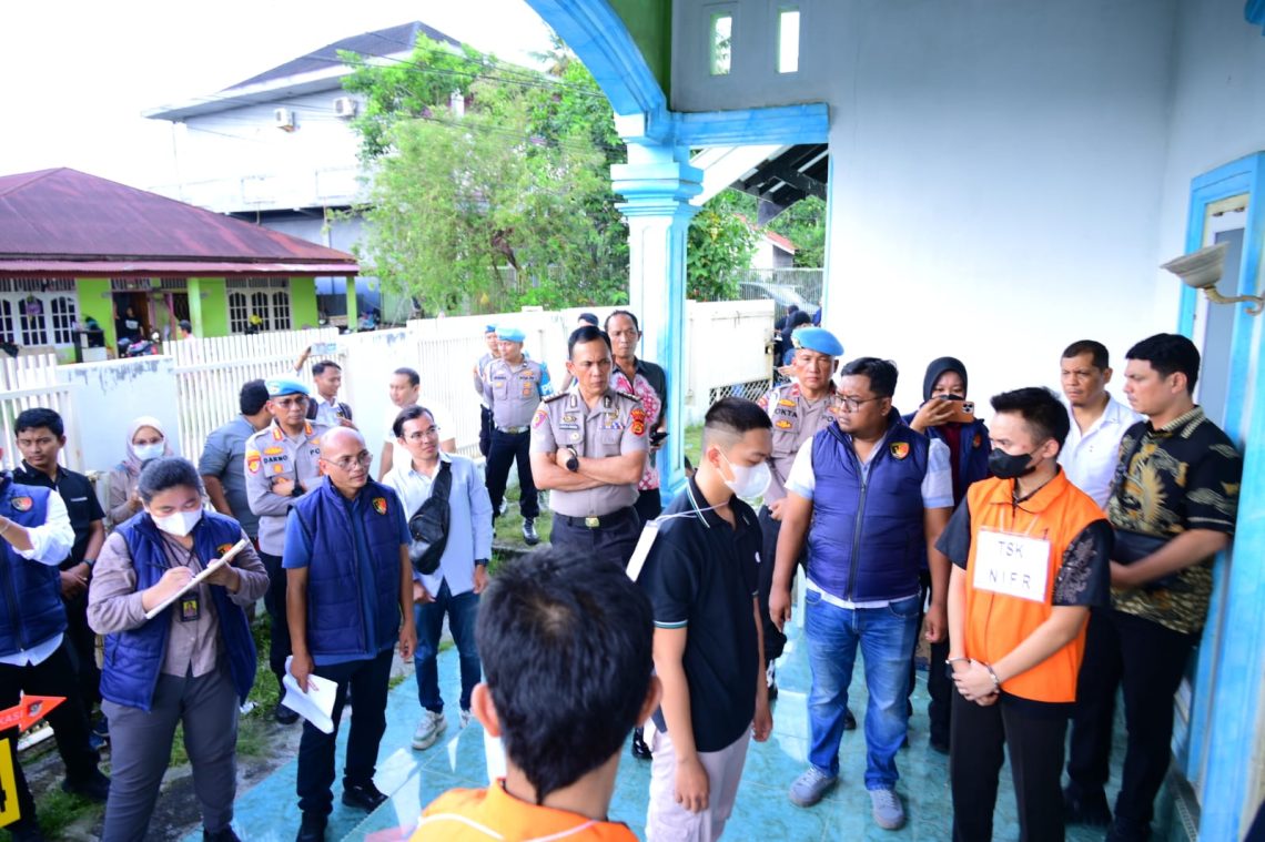 Petugas kepolisian saat menggelar rekonstruksi kasus rudapaksa di salah satu TKP di Jambi. (Dok: Alpin)