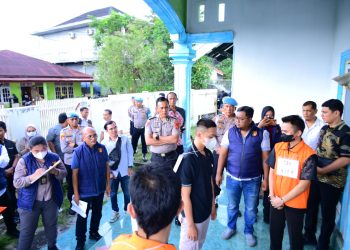 Petugas kepolisian saat menggelar rekonstruksi kasus rudapaksa di salah satu TKP di Jambi. (Dok: Alpin)