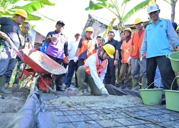 Wali Kota Jambi Maulana dan Wakil Walikota Jambi Diza Aljosha saat melaunching program 'Kampung Bahagia" di RT 10, Kelurahan Kasang Jaya, Kecamatan Jambi Timur. (Dok: Rahmat)