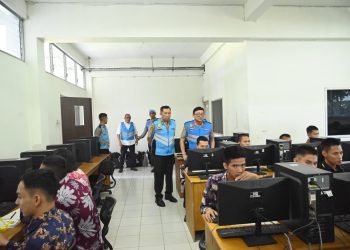 Wakapolda Jambi Brigjen Pol. B. Ali meninjau langsung pelaksanaan tes psikologi penerimaan Bintara Polri 2026 di Kampus Unama. (Dok: Alpin)