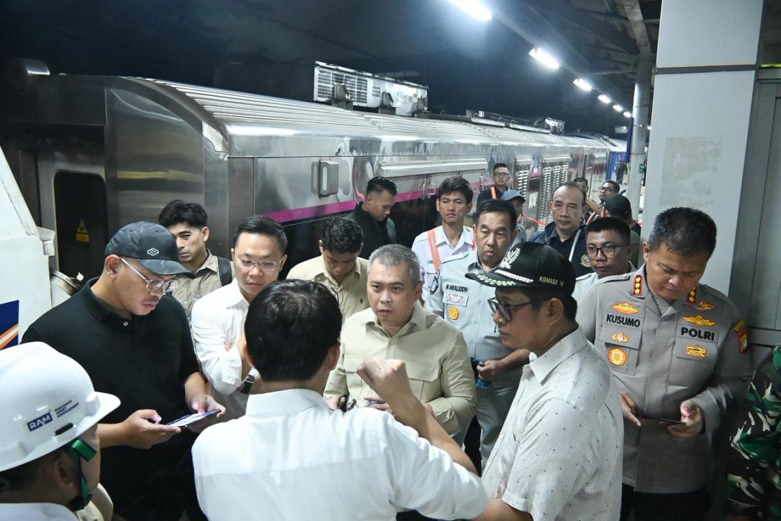Petugas gabungan bersama pejabat negara meninjau langsung lokasi kecelakaan kereta api di Stasiun Bekasi Timur, Jawa Barat, Senin (27/4). (Dok: Humas Jasa Raharja Jambi)