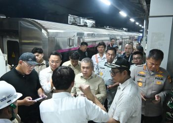 Petugas gabungan bersama pejabat negara meninjau langsung lokasi kecelakaan kereta api di Stasiun Bekasi Timur, Jawa Barat, Senin (27/4). (Dok: Humas Jasa Raharja Jambi)