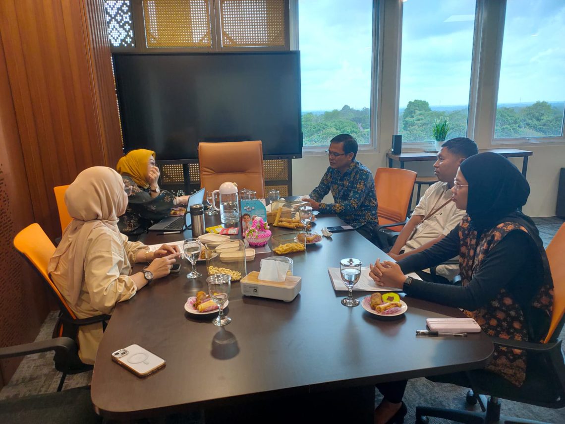 Perwakilan Ombudsman RI Provinsi Jambi saat melakukan pemantauan pelaksanaan UTBK SNBT di Universitas Jambi. (Dok: Rahmat)