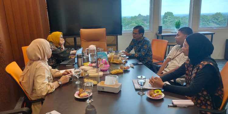 Perwakilan Ombudsman RI Provinsi Jambi saat melakukan pemantauan pelaksanaan UTBK SNBT di Universitas Jambi. (Dok: Rahmat)