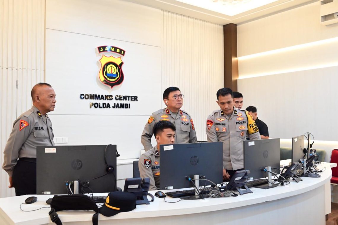 Wakapolda Jambi Brigjen Pol. B. Ali bersama pejabat utama saat membuka Rakernis SPKT dan melakukan pengecekan layanan Polri 110 di Gedung Siginjai, Rabu (29/4/2026). (Dok: Alpin)