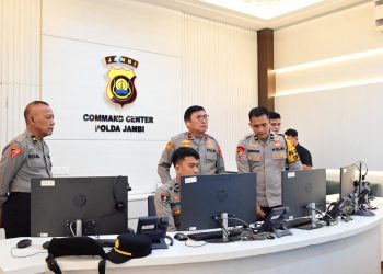 Wakapolda Jambi Brigjen Pol. B. Ali bersama pejabat utama saat membuka Rakernis SPKT dan melakukan pengecekan layanan Polri 110 di Gedung Siginjai, Rabu (29/4/2026). (Dok: Alpin)