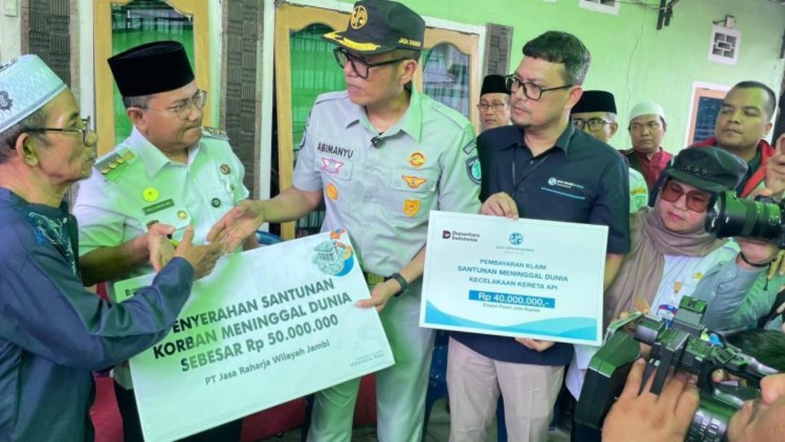 Kepala PT Jasa Raharja Wilayah Jambi A.A.Ngr Agung Abimanyu bersama Wali Kota Jambi menyerahkan santunan meninggal dunia sebesar Rp50 juta kepada ahli waris korban kecelakaan kereta api di Bekasi Timur, Rabu (29/4/2026). (Dok. Rudi)