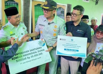 Kepala PT Jasa Raharja Wilayah Jambi A.A.Ngr Agung Abimanyu bersama Wali Kota Jambi menyerahkan santunan meninggal dunia sebesar Rp50 juta kepada ahli waris korban kecelakaan kereta api di Bekasi Timur, Rabu (29/4/2026). (Dok. Rudi)