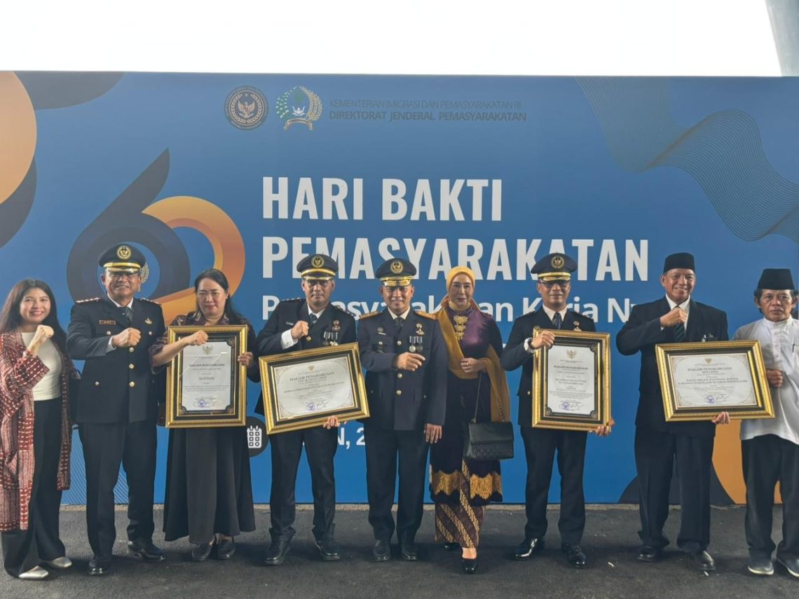 Jajaran Kanwil Ditjen Pemasyarakatan Jambi berfoto bersama usai menerima penghargaan pada peringatan Hari Bakti Pemasyarakatan (HBP) ke-62 di Auditorium Prof. Muladi, Politeknik Imigrasi dan Pemasyarakatan. (Dok: Rudi)