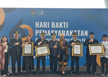 Jajaran Kanwil Ditjen Pemasyarakatan Jambi berfoto bersama usai menerima penghargaan pada peringatan Hari Bakti Pemasyarakatan (HBP) ke-62 di Auditorium Prof. Muladi, Politeknik Imigrasi dan Pemasyarakatan. (Dok: Rudi)