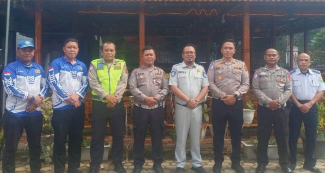 Perwakilan Jasa Raharja, Satlantas Polres Tebo, dan Dinas Perhubungan Kabupaten Tebo berfoto bersama usai menggelar Forum Lalu Lintas dan Angkutan Jalan (FLLAJ) di Tebo, Kamis (28/4/2026), (Dok. Humas JR)
