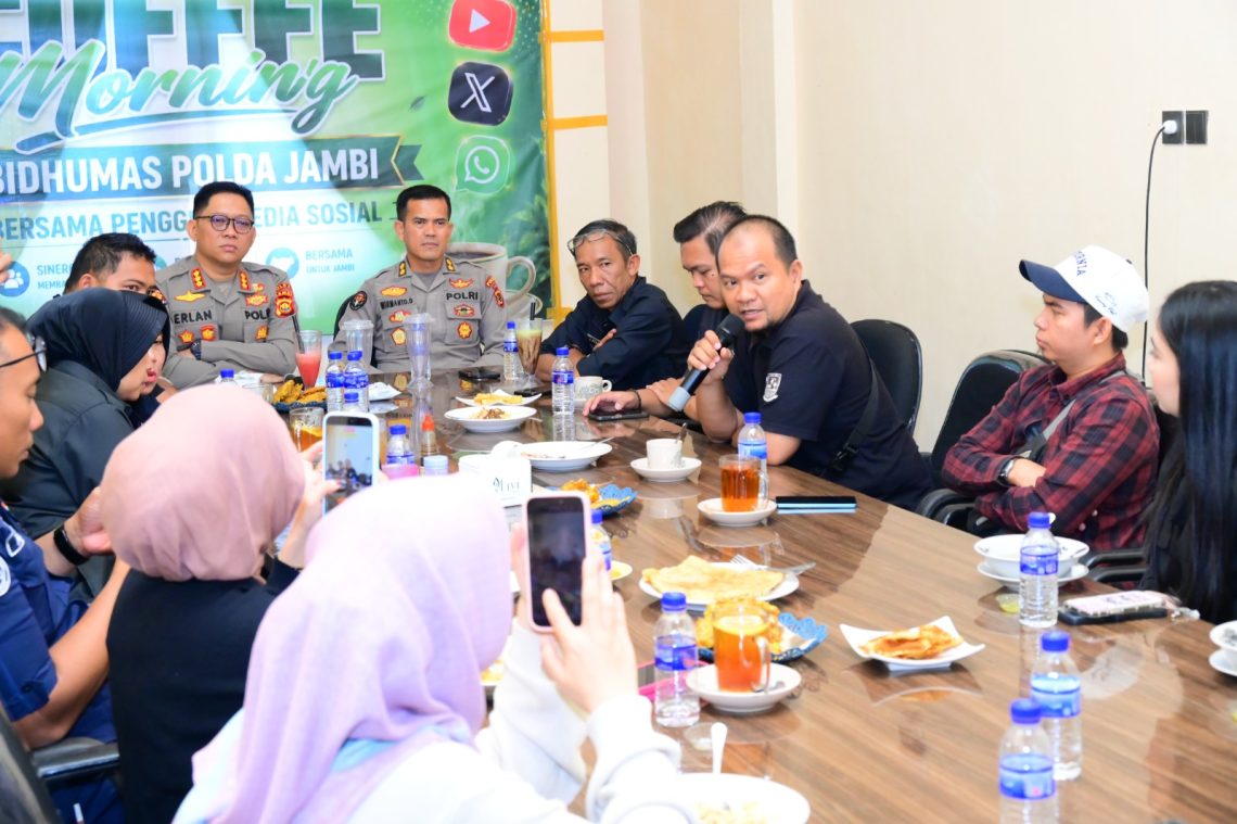 Kabid Humas Polda Jambi Kombes Pol. Erlan Munaji berdialog bersama pegiat media sosial dan influencer dalam kegiatan coffee morning di Kopi Tiam 72, Kota Jambi, Kamis (30/4/2026).