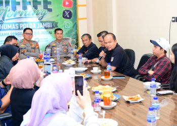 Kabid Humas Polda Jambi Kombes Pol. Erlan Munaji berdialog bersama pegiat media sosial dan influencer dalam kegiatan coffee morning di Kopi Tiam 72, Kota Jambi, Kamis (30/4/2026).
