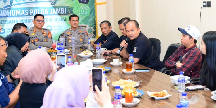 Kabid Humas Polda Jambi Kombes Pol. Erlan Munaji berdialog bersama pegiat media sosial dan influencer dalam kegiatan coffee morning di Kopi Tiam 72, Kota Jambi, Kamis (30/4/2026).