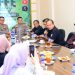 Kabid Humas Polda Jambi Kombes Pol. Erlan Munaji berdialog bersama pegiat media sosial dan influencer dalam kegiatan coffee morning di Kopi Tiam 72, Kota Jambi, Kamis (30/4/2026).