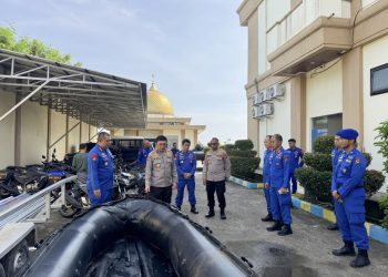 Wakapolda Jambi Brigjen Pol. B. Ali didampingi pejabat utama Polda Jambi meninjau langsung kesiapan peralatan SAR Ditpolairud di Mako Ditpolairud Polda Jambi, Kota Jambi, Kamis (30/4/2026). (Dok: Alpin)