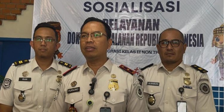 Kepala Kantor Imigrasi Kelas II Non TPI Kerinci, Purnomo saat dikonfirmasi di kantor Imigrasi Kerinci. (Dok: Rahmat)