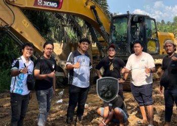 Petugas Polres Bungo mengamankan pelaku dan menyita alat berat saat menggerebek aktivitas tambang emas ilegal (PETI) di Kecamatan Pelepat. (Dok: Rudi)