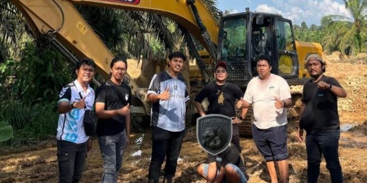 Petugas Polres Bungo mengamankan pelaku dan menyita alat berat saat menggerebek aktivitas tambang emas ilegal (PETI) di Kecamatan Pelepat. (Dok: Rudi)