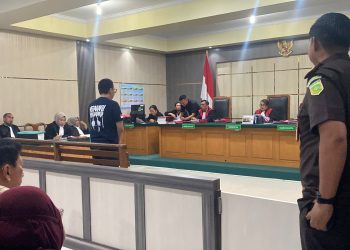 Terdakwa pembunuhan dan penggelapan mobil Pajero Sport, Dede Maulana, menjalani sidang vonis di Pengadilan Negeri Jambi. (Dok: Rudi)