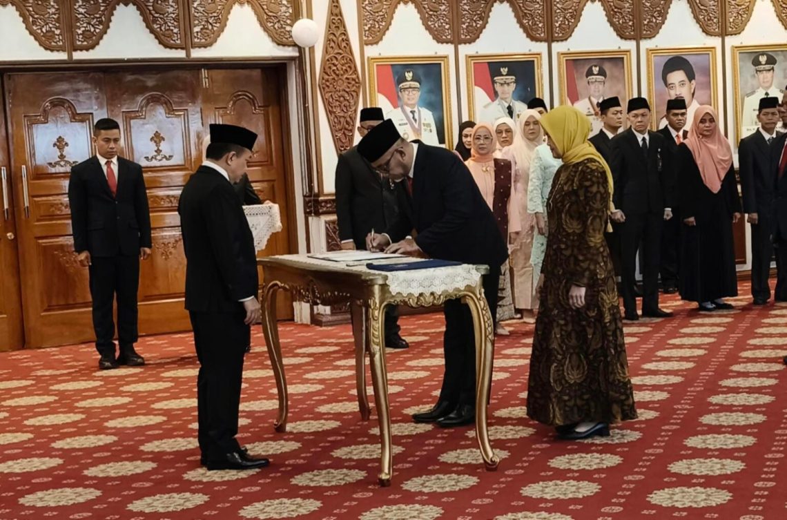 Gubernur Jambi Al Haris melantik Sudirman sebagai Komisaris Utama Bank Jambi periode 2026–2030 di Rumah Dinas Gubernur Jambi. (Dok: Rahmat)