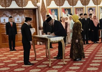 Gubernur Jambi Al Haris melantik Sudirman sebagai Komisaris Utama Bank Jambi periode 2026–2030 di Rumah Dinas Gubernur Jambi. (Dok: Rahmat)