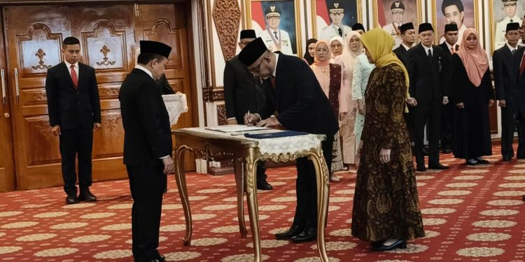 Gubernur Jambi Al Haris melantik Sudirman sebagai Komisaris Utama Bank Jambi periode 2026–2030 di Rumah Dinas Gubernur Jambi. (Dok: Rahmat)