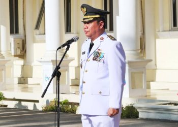 Wakil Bupati Tanjung Jabung Barat Katamso memimpin upacara Hari Otonomi Daerah 2026 di Kantor Bupati Tanjab Barat. (Dok: Rahmat)