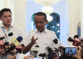 Menteri Energi dan Sumber Daya Mineral (ESDM) Bahlil Lahadalia saat wawancara i Kompleks Istana Kepresidenan, Kamis (16/4). (Dok: Badan Komunikasi Pemerintah (Bakom) RI)