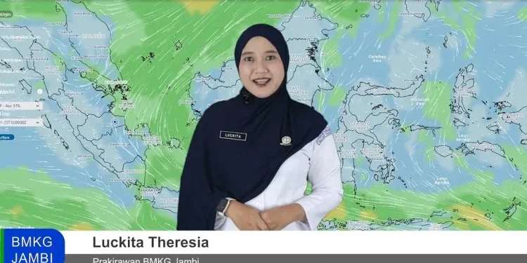 Prakirawan BMKG Sultan Taha Jambi, Luckita Theresia di Kantor BMKG jambi. (Dok: Rudi)