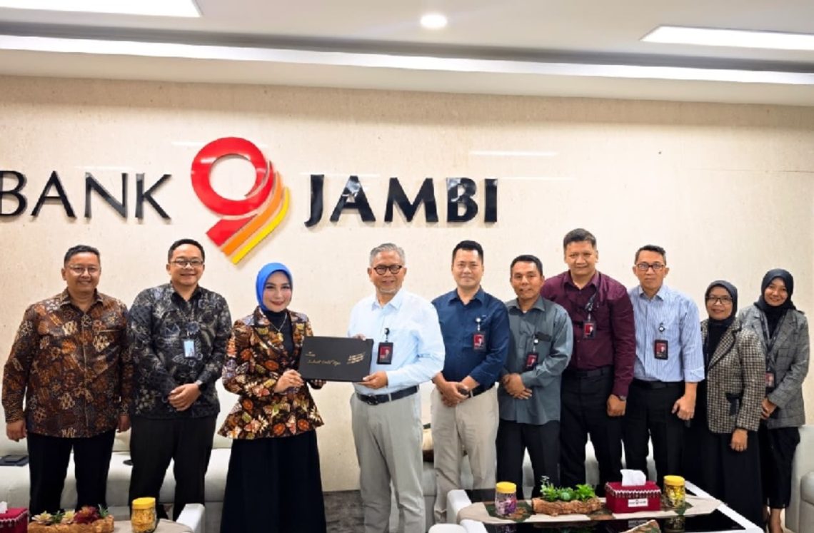 Direktur Utama Bank Jambi Khairul Suhairi bersama jajaran Bank bjb memperkuat sinergi antarbank pembangunan daerah melalui kerja sama penyaluran kredit skema Joint Financing guna memperluas akses pembiayaan masyarakat dan mendorong pertumbuhan ekonomi daerah di aula Bank Jambi.(Dok: Alpin)