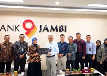 Direktur Utama Bank Jambi Khairul Suhairi bersama jajaran Bank bjb memperkuat sinergi antarbank pembangunan daerah melalui kerja sama penyaluran kredit skema Joint Financing guna memperluas akses pembiayaan masyarakat dan mendorong pertumbuhan ekonomi daerah di aula Bank Jambi.(Dok: Alpin)