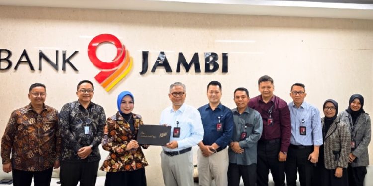 Direktur Utama Bank Jambi Khairul Suhairi bersama jajaran Bank bjb memperkuat sinergi antarbank pembangunan daerah melalui kerja sama penyaluran kredit skema Joint Financing guna memperluas akses pembiayaan masyarakat dan mendorong pertumbuhan ekonomi daerah di aula Bank Jambi.(Dok: Alpin)