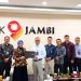 Direktur Utama Bank Jambi Khairul Suhairi bersama jajaran Bank bjb memperkuat sinergi antarbank pembangunan daerah melalui kerja sama penyaluran kredit skema Joint Financing guna memperluas akses pembiayaan masyarakat dan mendorong pertumbuhan ekonomi daerah di aula Bank Jambi.(Dok: Alpin)