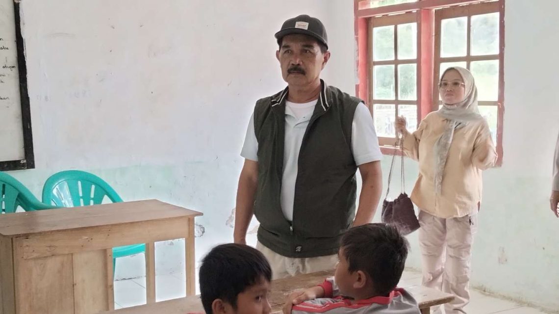 Ketua DPRD Sarolangun Ahmad Jani mendorong pembukaan jalan baru sepanjang 4 kilometer yang menghubungkan Desa Muara Air Duo menuju Desa Bukit Berantai, Kecamatan Batang Asai. (Dok: Rahmat)