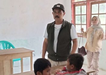 Ketua DPRD Sarolangun Ahmad Jani mendorong pembukaan jalan baru sepanjang 4 kilometer yang menghubungkan Desa Muara Air Duo menuju Desa Bukit Berantai, Kecamatan Batang Asai. (Dok: Rahmat)