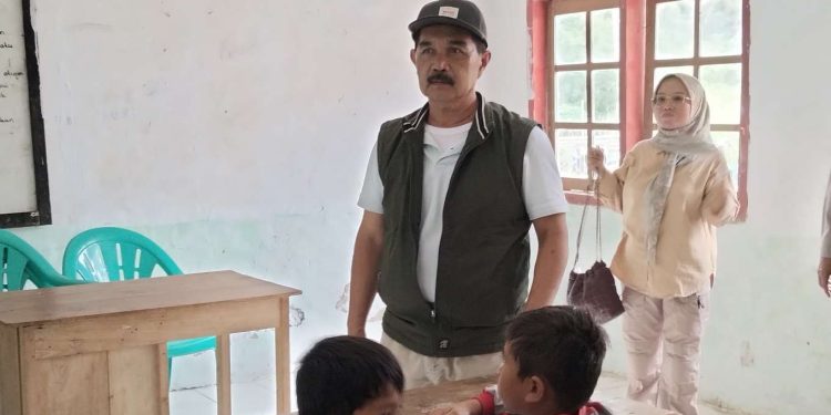 Ketua DPRD Sarolangun Ahmad Jani mendorong pembukaan jalan baru sepanjang 4 kilometer yang menghubungkan Desa Muara Air Duo menuju Desa Bukit Berantai, Kecamatan Batang Asai. (Dok: Rahmat)