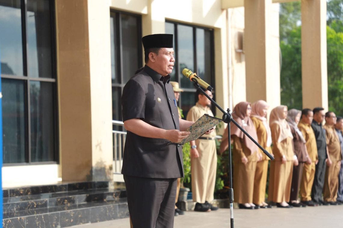 Wakil Bupati Tanjung Jabung Barat Katamso memimpin apel gabungan di halaman Mall Pelayanan Publik, Senin (6/4). (Dok: Rahmat)