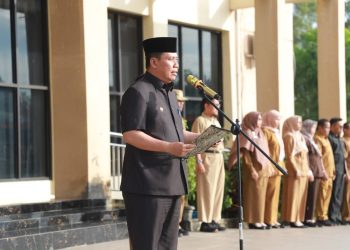 Wakil Bupati Tanjung Jabung Barat Katamso memimpin apel gabungan di halaman Mall Pelayanan Publik, Senin (6/4). (Dok: Rahmat)