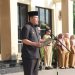 Wakil Bupati Tanjung Jabung Barat Katamso memimpin apel gabungan di halaman Mall Pelayanan Publik, Senin (6/4). (Dok: Rahmat)