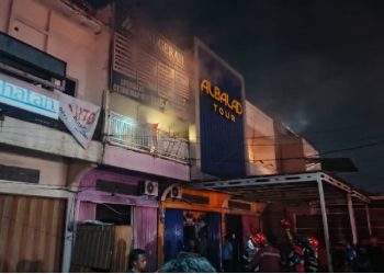 Petugas Damkar Kota Jambi berjibaku memadamkan kebakaran ruko percetakan di Jalan Patimura, Kenali Besar, Jumat malam. (Dok: Alpin)