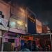 Petugas Damkar Kota Jambi berjibaku memadamkan kebakaran ruko percetakan di Jalan Patimura, Kenali Besar, Jumat malam. (Dok: Alpin)