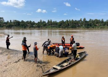 Tim BASARNAS bersama unsur Potensi SAR mengevakuasi korban tenggelam di Sungai Batanghari, Desa Teriti, Kecamatan Sumay, Kabupaten Tebo. (Dok: Rahmat)